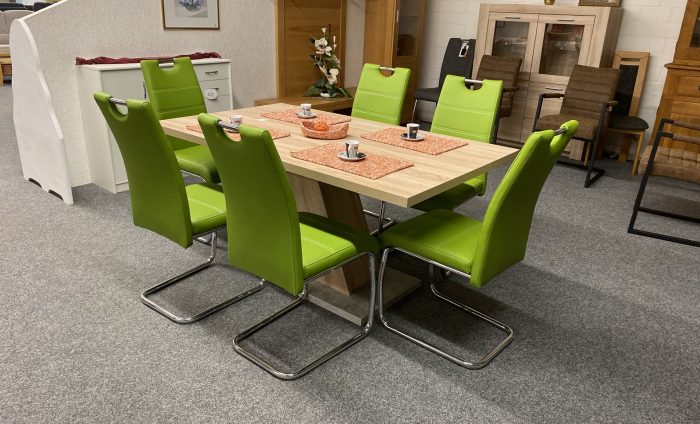 Esstisch Dekor Sonoma-Eiche und Schwingstühle in Textilleder